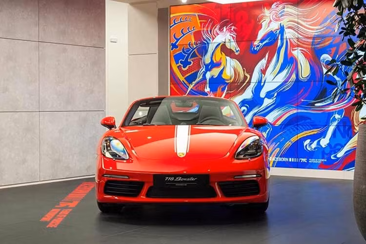 Tại thị trường Việt Nam, giá xe Porsche 718 Boxster Style Edition có mức khởi điểm khoảng 4,58 tỷ đồng, và khi cộng thêm chi phí lăn bánh, giá trị thực tế có thể vượt mốc 5 tỷ đồng. Trước mẫu xe này, Thanh Hằng đã từng sở hữu Porsche Macan, Mercedes-Benz GLK và C 300 AMG, cùng một số mẫu xe khác như MINI One hay VinFast VF9 Plus.