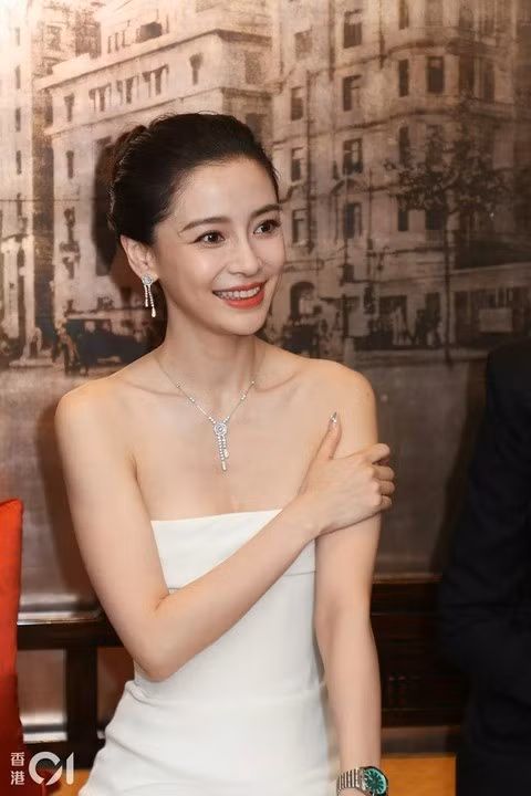 Dù sự nghiệp của nữ diễn viên đang trong giai đoạn đóng băng - không còn xuất hiện nhiều trong phim ảnh hay show truyền hình nhưng nhãn hàng này vẫn kiên định đồng hành cùng cô.