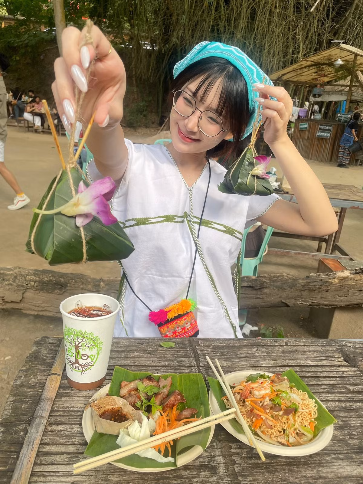Bối cảnh sân tập được bao quanh bởi mảng xanh tự nhiên, ánh nắng nhẹ xuyên qua mái che càng làm nổi bật làn da trắng mịn và thần thái rạng rỡ của cô nàng. Dù chỉ là khoảnh khắc tập luyện, nhưng từng khung hình đều được ví như ảnh tạp chí thể thao.