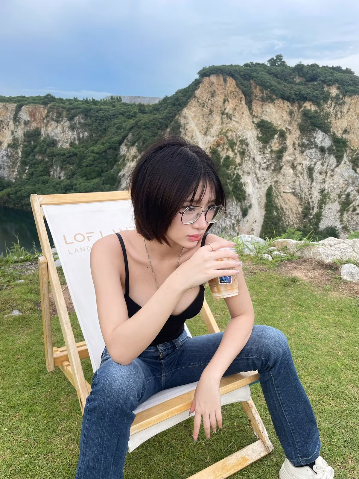 Có thể nói, chỉ với một buổi bắn cung ngẫu hứng, hot girl Thái Lan đã “bắn trúng” cả triệu trái tim người hâm mộ.