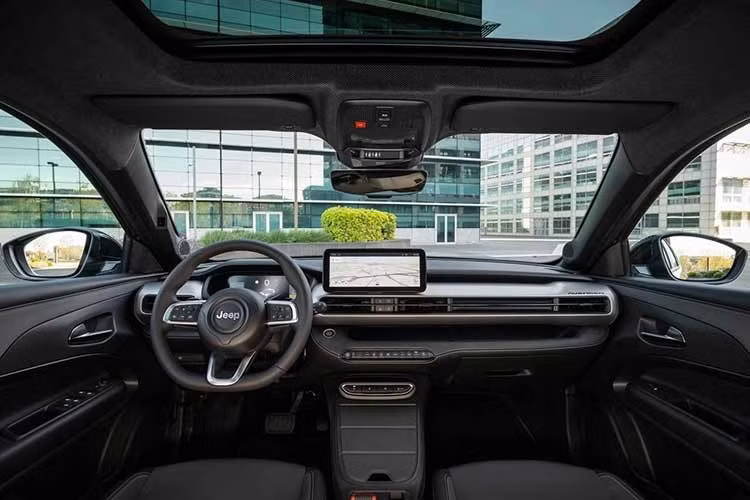 Do khoang nội thất của Avenger đời cũ từng bị chê là khá rẻ tiền nên Jeep đã quyết định cải thiện bằng cách bổ sung chất liệu mềm mại hơn cho phần dưới của mặt táp-lô và táp-pi cửa. Các phiên bản Altitude và Summit được trang bị ghế bọc vải và vinyl cao cấp hơn. Trong khi đó, bản 4xe nay có thêm “nội thất màu xanh mới, có thể giặt và có độ bền cao”.
