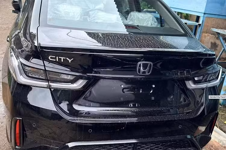 Cản trước cũng được làm lại và mang phong cách thể thao hơn đáng kể. Những hình ảnh này cho thấy xe dường như không được trang bị đèn sương mù phía trước. Ở bên sườn, Honda City 2026 vẫn giữ nguyên kiểu dáng tổng thể. Điều này không phải là tin xấu vì Honda City thế hệ thứ 5 vốn luôn được đánh giá là mẫu xe thanh lịch và hấp dẫn.