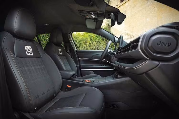 Ở khu vực khác, núm điều khiển hệ thống Selec-Terrain được trang bị cần gạt bọc cao su cùng phần đế màu đỏ. Xe cũng được bổ sung camera phía trước, cho phép kích hoạt hệ thống quan sát toàn cảnh 360 độ.