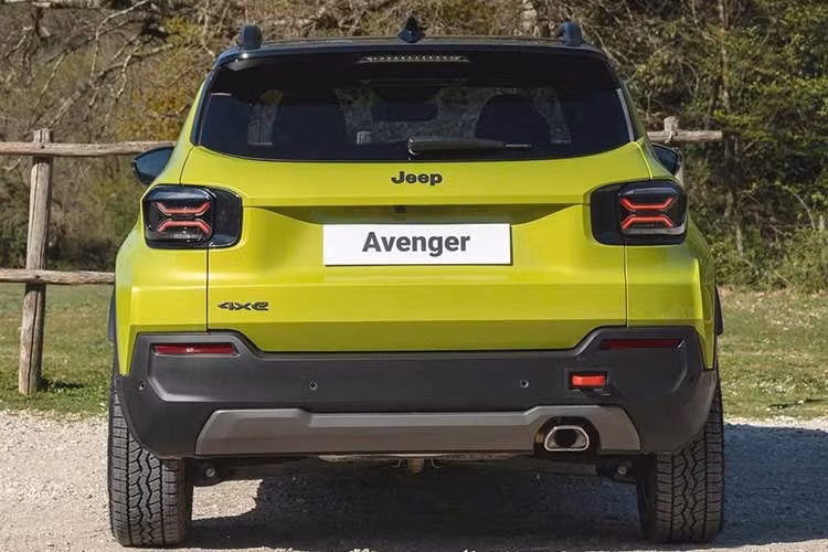 Bên cạnh phiên bản tiêu chuẩn, Jeep còn giới thiệu phiên bản đặc biệt 85th Anniversary Edition cho dòng SUV này. Xe được phát triển dựa trên các phiên bản Altitude hoặc Upland, nổi bật với logo đặc biệt trên chắn bùn trước. Bên cạnh đó là các chi tiết màu vàng trên cản trước và bộ mâm 18 inch làm điểm nhấn. Xe cũng được trang bị lưới tản nhiệt phát sáng tiêu chuẩn.