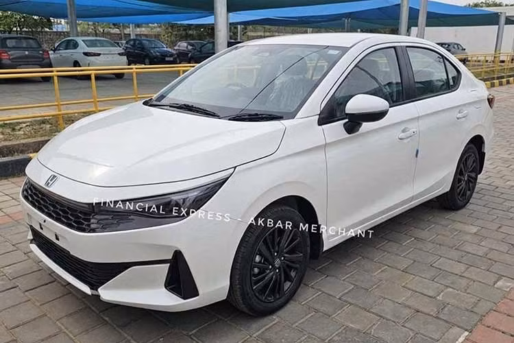 Honda đang thực hiện bản nâng cấp giữa vòng đời cho mẫu sedan cỡ nhỏ City. Quá trình thử nghiệm đã bắt đầu và nhiều xe chạy thử đã bị bắt gặp trên đường phố Ấn Độ. Mới đây, Honda City 2026 còn xuất hiện tại một đại lý ở Ấn Độ. Nhờ đó, chúng ta có thể biết rõ hơn về thiết kế ngoại thất của mẫu sedan hạng B này.