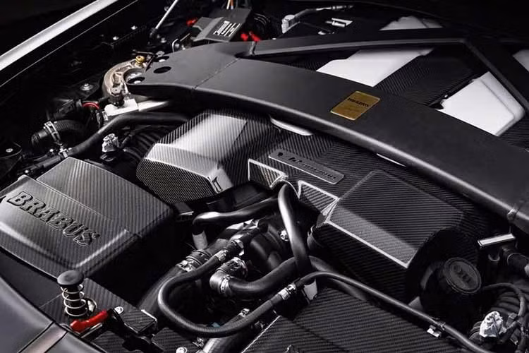 Trên mẫu xe Aston Martin Vanquish tiêu chuẩn, khối động cơ V12 tăng áp kép dung tích 5.2L sản sinh công suất tối đa 835 mã lực và mô-men xoắn cực đại 1.000 Nm. Tuy nhiên, sau khi qua tay các kỹ sư Brabus, khối động cơ này trên chiếc Bodo đã đạt mức công suất lên đến 1.000 mã lực và mô-men xoắn cực đại đạt 1.200 Nm trong dải tua máy từ 2.900 đến 5.000 vòng/phút.