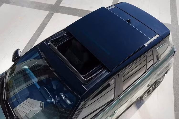 Jeep Avenger phiên bản 4xe được trang bị hệ dẫn động bốn bánh nhờ mô-tơ điện đặt phía sau. Hệ thống này cho tổng công suất 143 mã lực. Cuối cùng là phiên bản thuần điện, sử dụng pin 54 kWh và mô-tơ điện có công suất tối đa 154 mã lực. Xe sở hữu phạm vi hoạt động tối đa 400 km theo chuẩn WLTP dù khả năng sạc nhanh DC 100 kW được đánh giá là chưa thực sự ấn tượng.
