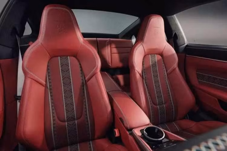 Hoàn thiện danh sách trang bị của Porsche 911 Turbo S Sadu Edition là bậc cửa phát sáng, dây đai an toàn màu xám Silver Grey và vô lăng thể thao GT với vạch đánh dấu vị trí 12 giờ màu đỏ Bordeaux. Các nhà thiết kế cũng bổ sung nắp bệ trung tâm Exclusive Manufaktur cùng hệ thống âm thanh cao cấp Burmester cho mẫu xe này.