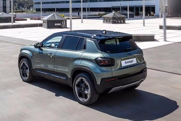Các nhà thiết kế của Jeep cũng mang đến cản trước mới cùng phần đầu xe được tinh chỉnh lại cho mẫu SUV cỡ nhỏ này. Đi cùng là cụm đèn pha LED ma trận mới và bộ mâm 17 inch hoặc 18 inch thiết kế lại, sử dụng chụp bánh xe với logo Willy’s MB cách điệu.