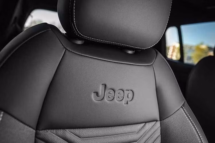 Dưới nắp ca-pô của Jeep Avenger 2026 là động cơ xăng ba xi-lanh, tăng áp, dung tích 1.2L mới, sản sinh công suất tối đa 99 mã lực và mô-men xoắn cực đại 205 Nm. Jeep cho biết cỗ máy này có khối động cơ, piston và vòng piston mới, cùng hệ thống phun nhiên liệu trực tiếp áp suất cao và công nghệ điều phối van mới nhằm giảm ma sát bên trong.