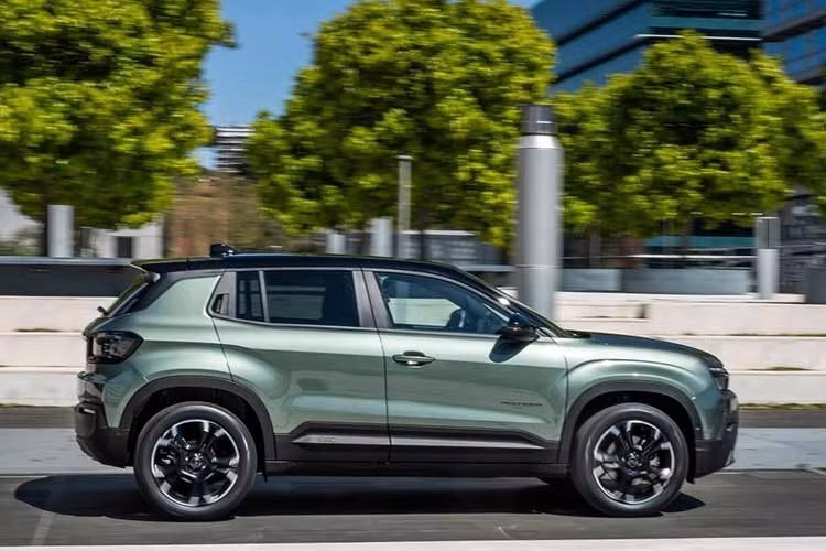 Về ngoại hình, mẫu xe SUV Jeep Avenger 2026 cũng đã được nâng cấp về mặt thiết kế. Có thể kể đến lưới tản nhiệt mới lấy cảm hứng từ người anh em Jeep Compass. Thiết kế này hiện đại hơn đôi chút và tích hợp đèn chiếu sáng trên các phiên bản cao cấp.