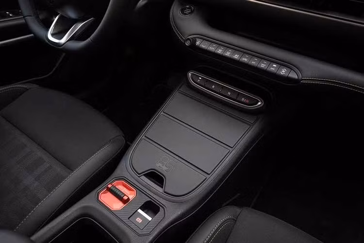 Động cơ đi kèm hộp số sàn 6 cấp. Khách hàng cũng có thể lựa chọn phiên bản hybrid với công suất tối đa 108 mã lực, kết hợp hộp số tự động ly hợp kép 6 cấp và mô-tơ điện tích hợp.Mô-tơ này sử dụng pin lithium-ion dung lượng 0,9 kWh, cho phép xe di chuyển tối đa khoảng 1 km hoàn toàn bằng điện ở tốc độ dưới 30 km/h.