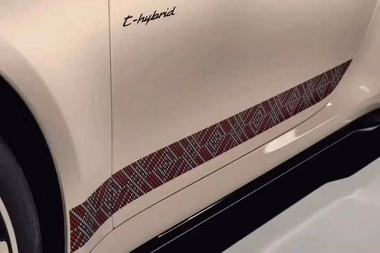 Ngoài ra, phiên bản đặc biệt của Porsche 911 còn có logo “Turbo S Sadu Edition” màu vàng và hệ thống ống xả thể thao bằng titan. Đi kèm là cửa sổ trời bằng kính, hệ thống nâng gầm cầu trước, nắp bình xăng cao cấp và hệ thống phanh gốm composite với cùm phanh màu đen