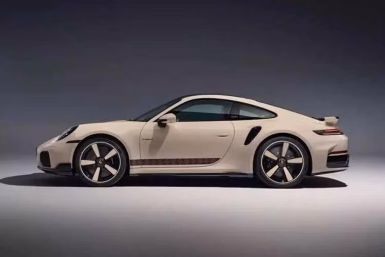 Được phát triển bởi bộ phận Porsche Exclusive Manufaktur, phiên bản đặc biệt của 911 sở hữu ngoại thất màu trắng kem Cremewhite kết hợp cùng các chi tiết sơn đen bóng thuộc gói SportDesign. Hai tông màu này tiếp tục xuất hiện trên bộ mâm 20 inch và 21 inch, đi kèm logo Porsche đa sắc.