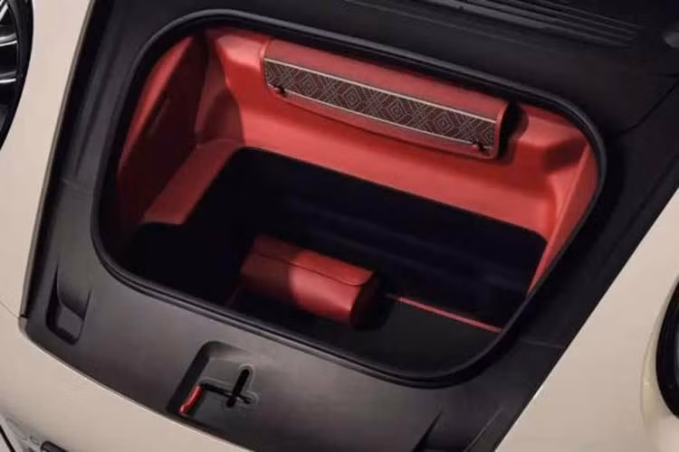 Porsche 911 Turbo S Sadu Edition sở hữu động cơ xăng 6 xi-lanh phẳng, tăng áp kép, dung tích 3.6L, tạo ra công suất tối đa 631 mã lực. Động cơ đi kèm hệ thống T-Hybrid với 2 mô-tơ điện tích hợp vào 2 bộ tăng áp và mô-tơ điện thứ 3 nằm trong hộp số tự động ly hợp kép 8 cấp. Hệ truyền động này cho tổng công suất 701 mã lực và mô-men xoắn cực đại 800 Nm. Nhờ đó, xe có thể tăng tốc từ 0-100 km/h trong thời gian 2,5 giây.