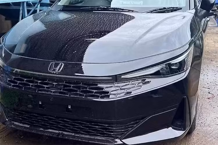 Bước sang phiên bản mới, Honda City được trang bị cụm đèn trước mới. Cụm đèn pha có vẻ được trang bị projector với dải LED định vị ban ngày mới nằm phía trên. Các dải đèn LED định vị ban ngày này được nối liền bằng một dải đèn trung tâm, được giấu gọn trong lưới tản nhiệt thiết kế mới.