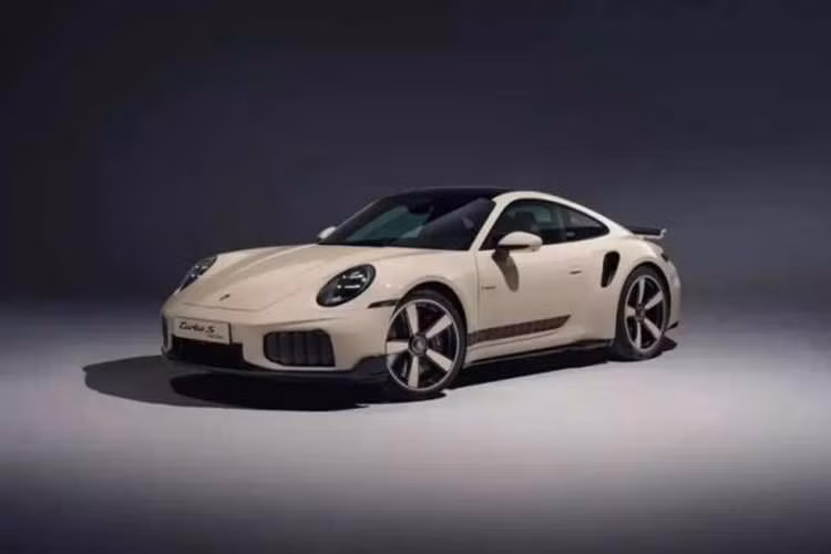 Trung Đông đang rơi vào hỗn loạn do chiến sự nhưng điều đó cũng không thể ngăn Porsche kỷ niệm cột mốc đặc biệt tại thị trường Kuwait. Trái lại, hãng xe Đức vừa ra mắt mẫu Porsche 911 Turbo S Sadu Edition 2026 mới để đánh dấu 70 năm hiện diện tại quốc gia Trung Đông này.