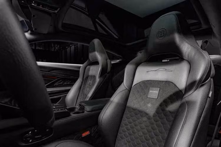 Dù vậy, Brabus đã thực hiện một số thay đổi mang dấu ấn riêng, điển hình là việc thay thế các cửa gió điều hòa nguyên bản bằng loại cửa gió dạng tuabin có thiết kế tương tự như trên các dòng xe cao cấp của Mercedes-Benz. Toàn bộ ghế ngồi trong xe đều được bọc da cao cấp với họa tiết khâu quả trám đặc trưng của dòng sản phẩm Brabus Fine Leather.
