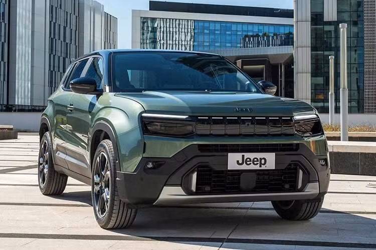 Jeep đã công bố thiết kế của Avenger phiên bản nâng cấp từ tháng trước. Tuy nhiên, đến nay, hãng mới tiếp tục hé lộ đầy đủ thông tin chi tiết về phiên bản và hình ảnh nội thất của Jeep Avenger 2026 dành cho thị trường châu Âu. Mẫu xe này sở hữu ngoại hình tinh chỉnh, khoang nội thất nâng cấp cùng một phiên bản đặc biệt mới.