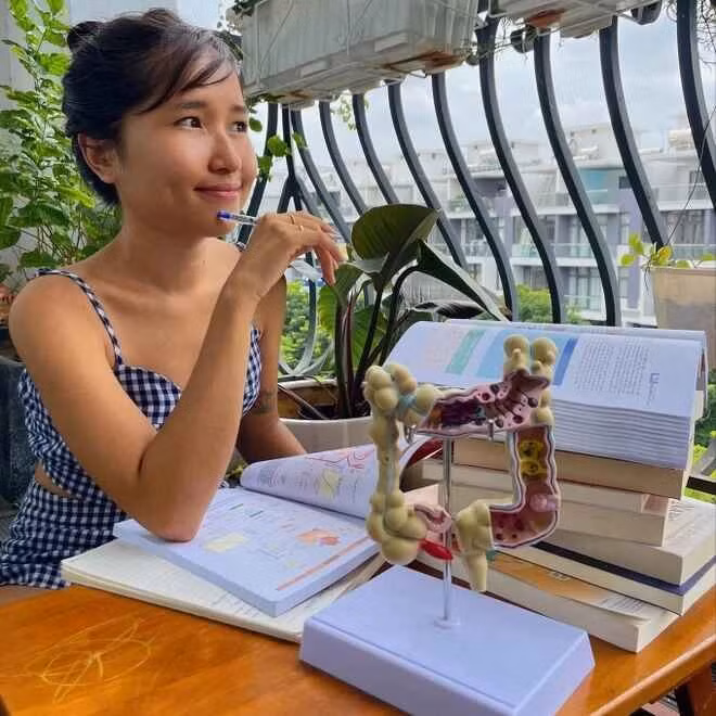 Uyên Pu của hiện tại đã rũ bỏ hoàn toàn hình ảnh cá tính, nổi loạn của ngày xưa. Thay vào đó là một vẻ đẹp nền nã, giản dị, nhưng vẫn đầy cuốn hút.