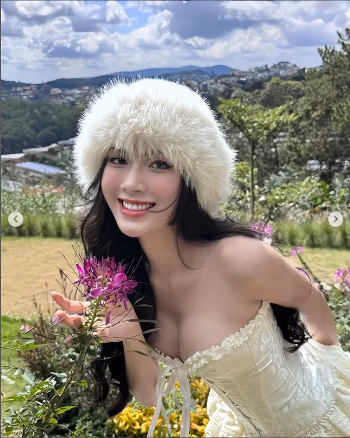 Thùy Dung sở hữu gương mặt thanh tú, hài hòa đặc biệt là nụ cười rạng rỡ, trong sáng.