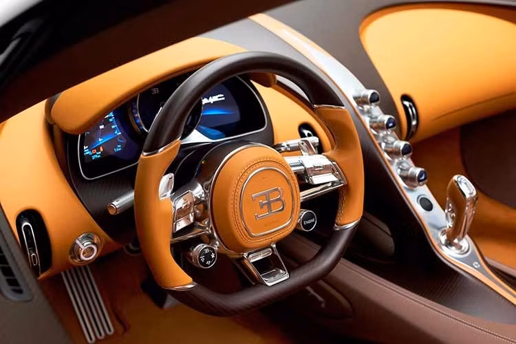 Không gian nội thất của Bugatti W16 Mistral 'Le Retour du Jeune Prince' là sự kết hợp hài hòa giữa hai tông màu da đối lập bao gồm sắc sáng rực rỡ của màu Terre d’Or và tông trầm lắng của màu Driftwood.