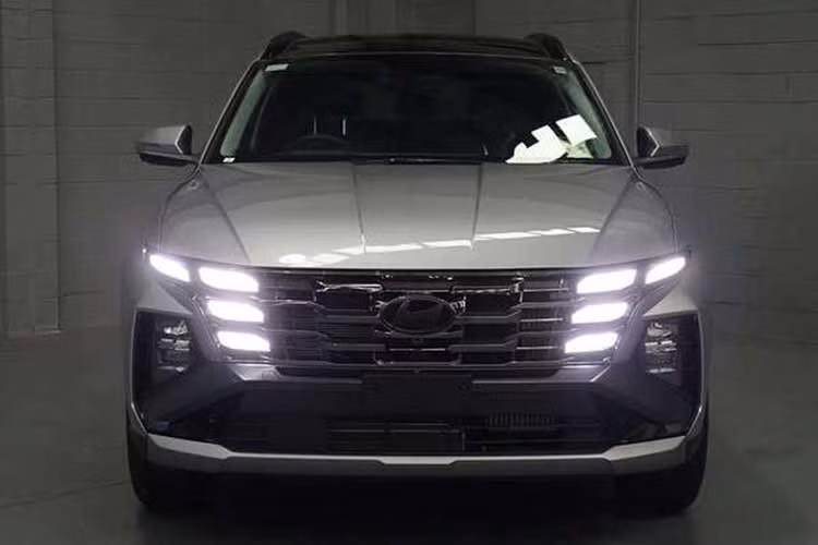 Hiện giá bán cụ thể của Hyundai Tucson Hybrid ở Việt Nam vẫn chưa được công bố. Tuy nhiên, nhân viên tư vấn bán hàng tại đại lý cho biết xe sẽ có giá bán khoảng trên 1 tỷ đồng.