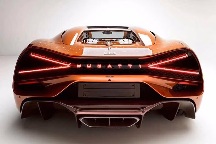 Trước đó, vào tháng 11/2024, dòng xe Bugatti W16 Mistral từng xác lập kỷ lục thế giới tại trung tâm thử nghiệm ATP Automotive Testing Papenburg (Đức) khi đạt vận tốc tối đa lên tới 453,91 km/h, trở thành mẫu xe mui trần chạy nhanh nhất hành tinh.