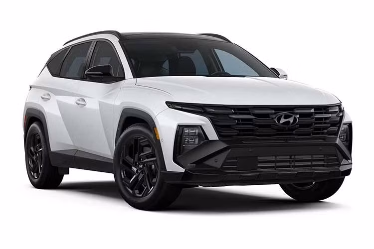 Do được xây dựng trên nền tảng phiên bản Limited nên Hyundai Tucson Hybrid Night 2026 sở hữu danh sách trang bị khá đầy đủ, bao gồm hệ thống đèn LED, kính chắn gió trước cách âm, cửa sổ trời toàn cảnh và cửa cốp chỉnh điện rảnh tay.