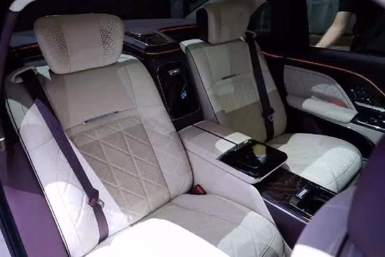 Trong khi đó, bản Imperial được trang bị động cơ hybrid V8 tăng áp 4.0L mạnh hơn, cho công suất 476 mã lực và mô-men xoắn cực đại 680 Nm. Nhờ đó, thời gian tăng tốc từ 0-100 km/h được rút xuống còn 4,5 giây. Cả hai phiên bản đều sở hữu hệ dẫn động AWD nhằm tăng độ ổn định và khả năng vận hành trong nhiều điều kiện thời tiết khác nhau.