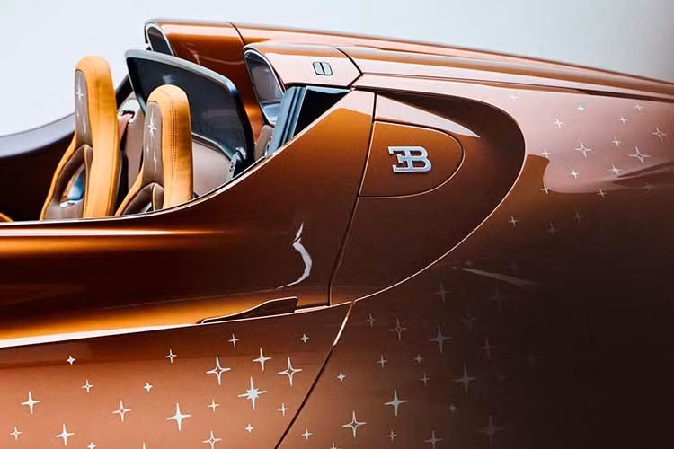 Sức mạnh của Bugatti W16 Mistral đến từ khối động cơ W16 dung tích 8.0 lít, trang bị 4 bộ tăng áp độc lập, sản sinh công suất tối đa lên đến 1.600 mã lực và mô-men xoắn cực đại đạt 1.600 Nm. Toàn bộ năng lượng được truyền xuống bốn bánh thông qua hộp số tự động 7 cấp ly hợp kép, giúp mẫu xe mui trần này chỉ mất khoảng 2,4 giây để hoàn thành bài tăng tốc từ vị trí xuất phát lên 100 km/h.