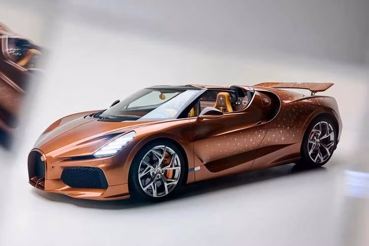 Bugatti W16 Mistral Le Retour du Jeune Prince là dự án đặc biệt được hãng siêu xe Pháp triển khai từ tháng 10/2023 theo đơn đặt hàng của một nhà sưu tập giàu tâm huyết. Theo đó, chiếc xe được lấy cảm hứng chủ đạo từ cuốn tiểu thuyết kinh điển "Le Petit Prince" (Hoàng tử bé) của tác giả Antoine de Saint-Exupéry, nhưng được tiếp cận dưới góc nhìn nghệ thuật khi nhân vật chính đã trưởng thành.