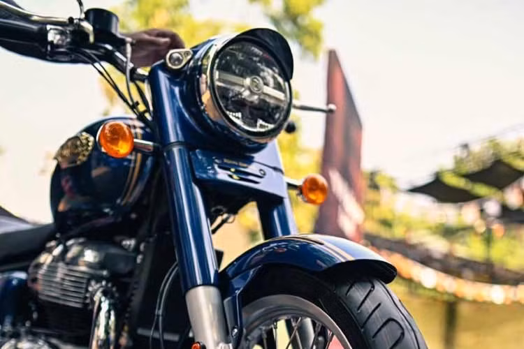 Những chi tiết đặc trưng trên Royal Enfield Bullet 650 2026 như ống xả peashooter mạ crôm, ghi-đông đặt cao và cụm công tắc nhôm mang phong cách hoài cổ tiếp tục được duy trì nhằm giữ trọn bản sắc vốn có của dòng Bullet.