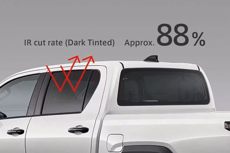 Ngoài yếu tố thẩm mỹ, Hilux độ gói phụ kiện chính hãng Modellista còn được trang bị tấm bảo vệ gầm trước và sau, nắp thùng cứng thiết kế riêng cùng bộ mâm hợp kim 18 inch hoàn thiện màu xanh olive nhám kết hợp các chi tiết phay sáng.