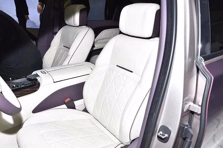 Hệ truyền động này đi cùng hộp số tự động 8 cấp và hệ dẫn động bốn bánh toàn thời gian AWD. Theo nhà sản xuất, phiên bản hybrid động cơ V6 này có khả năng tăng tốc từ 0-100 km/h trong 5,5 giây.