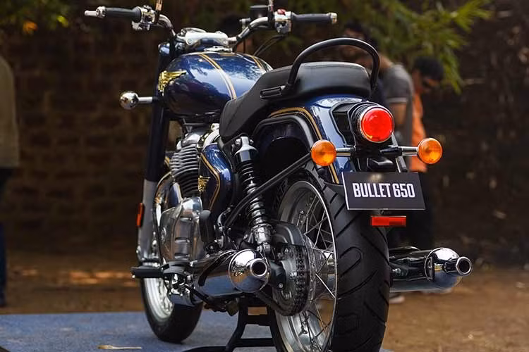 Sức mạnh của Bullet 650 đến từ khối động cơ hai xi-lanh song song dung tích 648 cc, đi kèm hộp số 6 cấp và bộ ly hợp chống trượt. Đây là nền tảng động cơ đã được Royal Enfield sử dụng trên nhiều mẫu xe 650cc khác và được đánh giá cao nhờ khả năng vận hành mượt mà, độ rung thấp cùng khả năng di chuyển đường dài thoải mái.