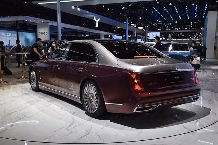 Hongqi Guoya được định vị là đối thủ cạnh tranh trực tiếp với Mercedes-Benz S-Class, BMW 7-Series và Audi A8. Xe có chiều dài 5.353 mm, chiều rộng 1.998 mm, chiều cao 1.511 mm và chiều dài cơ sở 3.260 mm. Về ngoại hình, Hongqi không thực hiện bất kỳ thay đổi đáng kể nào đối với những chiếc Guoya xuất khẩu sang Nga.
