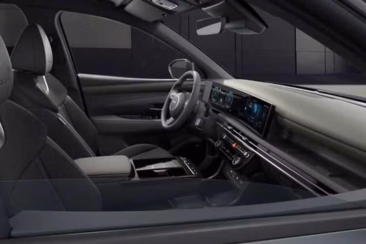 Cụ thể, Hyundai Tucson Hybrid SE FWD 2026 có giá từ 32.550 USD, đã bao gồm phí vận chuyển. Trong khi đó, Hyundai Tucson Hybrid SEL FWD 2026 có giá khởi điểm 34.000 USD. Cả hai đều rẻ hơn 1.500 USD so với phiên bản dẫn động bốn bánh tương ứng.