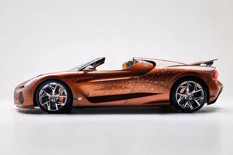 Chiếc Bugatti W16 Mistral độc bản sở hữu phối màu sơn đồng đặc trưng, có khả năng chuyển đổi sắc độ linh hoạt tùy thuộc vào góc độ và điều kiện ánh sáng môi trường. Điểm nhấn trên thân xe là các họa tiết hình ngôi sao màu bạc được vẽ hoàn toàn bằng phương pháp thủ công.
