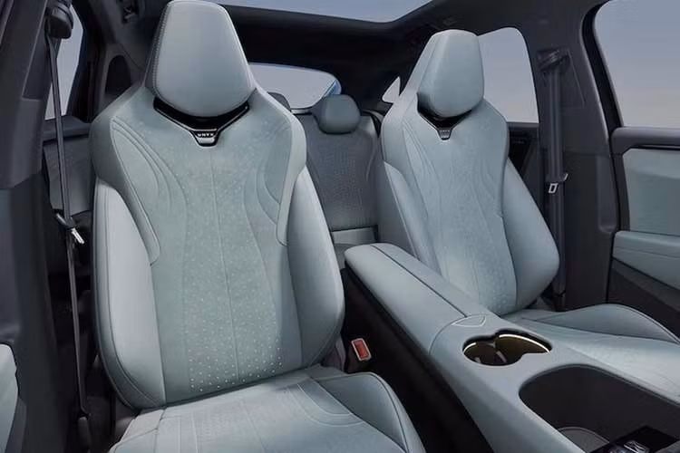 Những điểm nổi bật khác bao gồm vô lăng hai chấu kiểu mới với các nút điều khiển tích hợp, đèn chiếu sáng nội thất kéo dài đến cửa xe và cửa sổ trời toàn cảnh tiêu chuẩn với chức năng mở bằng điện và rèm che nắng vật lý.