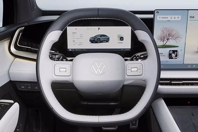 Xe được trang bị màn hình hiển thị thông tin trên kính chắn gió (HUD) 27 inch tích hợp công nghệ thực tế ảo tăng cường. Hệ thống này sử dụng bộ xử lý MediaTek 8676 và bao gồm trợ lý giọng nói AI có khả năng nhận diện nhiều hành khách.