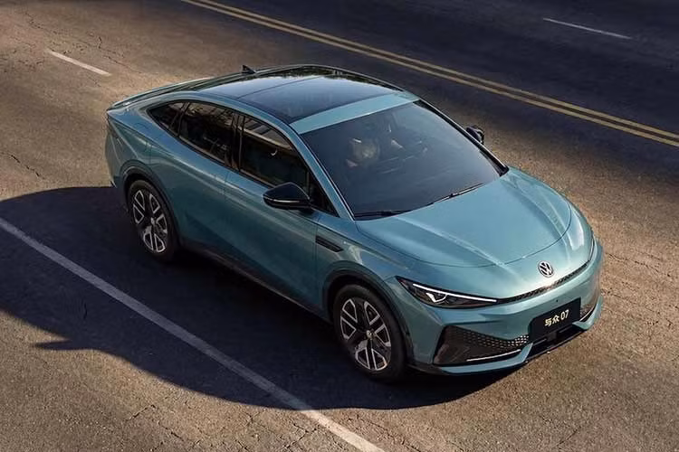Volkswagen vừa cho ra mắt thị trường với một mẫu xe mới - đó là ID. Unyx 07. Đây là sản phẩm mới nhất trong dòng sản phẩm đang phát triển của thương hiệu này tại Trung Quốc, một chiếc xe liftback góc cạnh được sản xuất bởi liên doanh Volkswagen Anhui và được phát triển trên công nghệ hợp tác với Xpeng.
