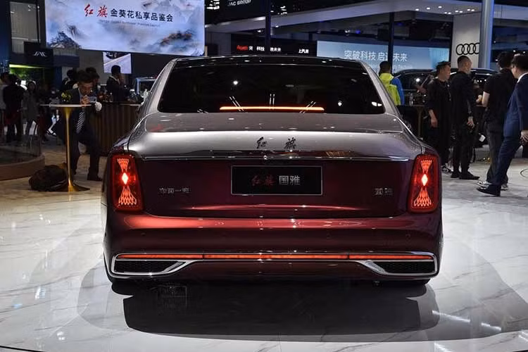 Mức giá bán Hongqi Guoya 2026 của Trung Quốc tại Nga được xem là rất cao, đặc biệt khi so sánh với thị trường nội địa Trung Quốc, nơi Guoya có giá khởi điểm từ 1,4 triệu Nhân dân tệ, tương đương 207.000 USD hoặc 4,9 tỷ đồng.