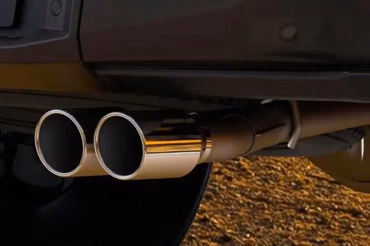 Phiên bản Toyota Hilux tiêu chuẩn Z được trang bị màn hình giải trí và đồng hồ kỹ thuật số kích thước 12,3 inch, ghế bọc da tổng hợp, trợ lực lái điện và gói công nghệ an toàn Toyota Safety Sense mới nhất.