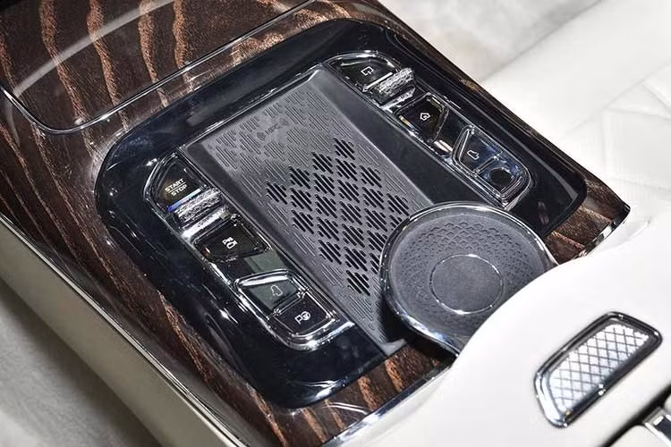 Khách hàng tại Nga có thể lựa chọn giữa hai phiên bản, bao gồm tiêu chuẩn Elegance V6 và cao cấp Imperial V8. Giá bán tương ứng của 2 phiên bản này là 27,7 triệu Ruble (tương đương 389.000 USD hay 10,1 tỷ đồng) và 31,7 triệu Ruble (445.000 USD hoặc 11,5 tỷ đồng).