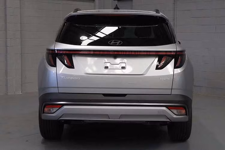 Vào hồi tháng 4/2026 vừa qua, các đại lý Hyundai ở Việt Nam đã bắt đầu nhận cọc cho phiên bản hybrid mới của dòng xe Tucson. Theo nhân viên tư vấn bán hàng tại đại lý, Hyundai Tucson Hybrid 2026 dự kiến sẽ chính thức ra mắt Việt Nam vào tháng 6 năm nay.