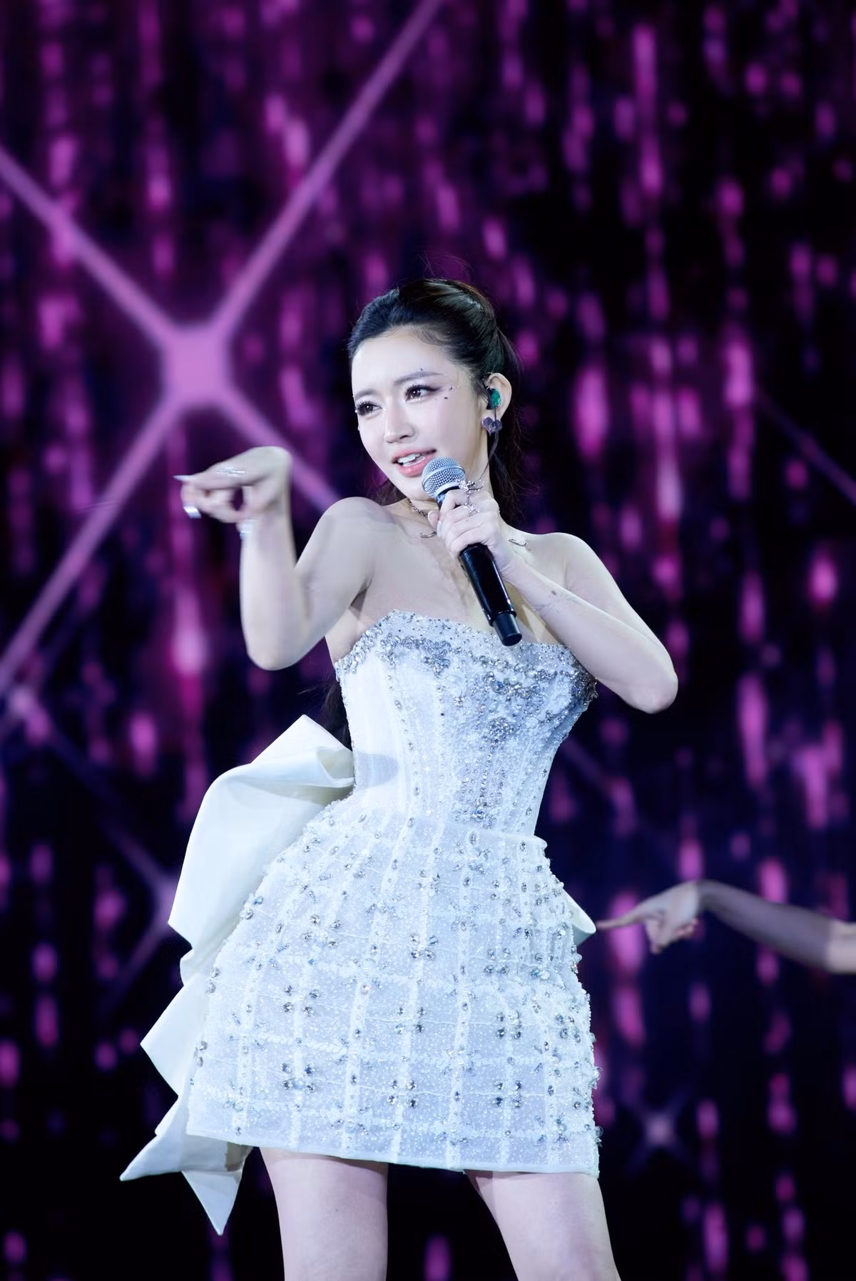 Album đầu tay Chỉ là em giấu đi (2013) tiếp tục gặt hái thành công, đưa Bích Phương trở thành cái tên sáng giá trong thế hệ ca sĩ trẻ.