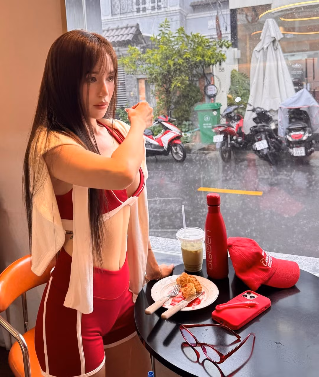 Sĩ Thanh vốn là một trong những nghệ sĩ Việt rất tích cực truyền tải lối sống lành mạnh và việc tập luyện thể thao đến công chúng. Cô thường xuyên chia sẻ bí quyết giữ dáng của mình, bao gồm việc ăn chay trường, tập yoga và gym đều đặn, kết hợp với chế độ sinh hoạt khoa học.