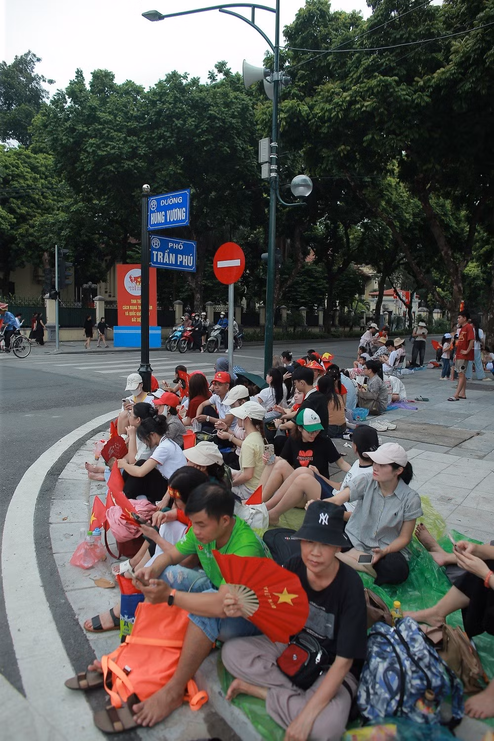 Người dân xếp hàng chờ xem diễu binh, diễu hành trên một số tuyến phố như: Hùng Vương, Trần Phú...