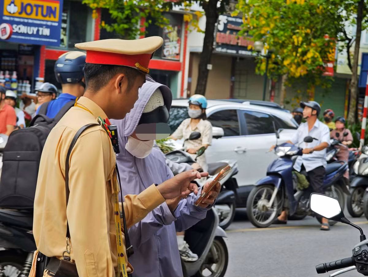 Theo lực lượng Cảnh sát giao thông, thời gian qua vẫn còn tình trạng phụ huynh giao phương tiện cho con khi chưa đủ điều kiện điều khiển. Trong một số trường hợp khác, dù trực tiếp đưa đón con, phụ huynh lại chưa chú ý đầy đủ đến những quy định tưởng như rất cơ bản như đội mũ bảo hiểm đúng quy định hoặc không chở quá số người cho phép.